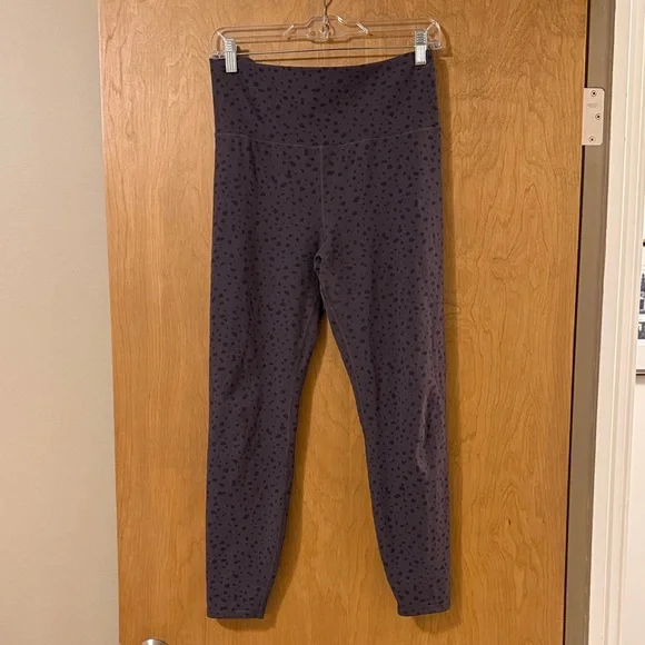 Vuori Studio Printed Leggings "Elm Dots" colorway. - Picture 1 of 6